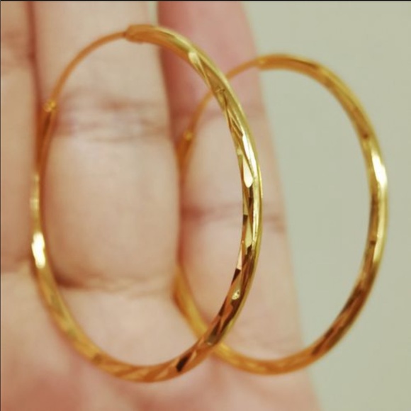 New Dazzling 18k Gold Plated Hoop Earrings - Picture 5 of 7